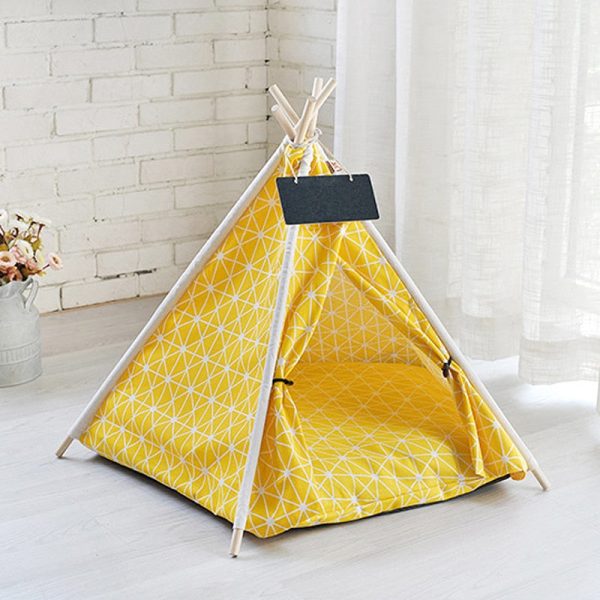 Tipi avec chat endormi